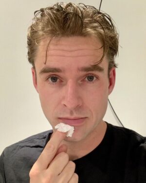 Johannes Nymark Instagram - I aften er der gallapremiere på Bamse i København, hvor jeg spiller den yngre udgave af Flemmings adoptivfar i tilbageblik til hans barndom. Glæder mig til at se filmen for første gang 🤩 #piberygning #glatbarbering #bamse @nimbusfilm