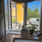 Johannes Nymark Instagram - Hyggeligste nye arbejdsplads - mest til når @jeppechristoffer også arbejder hjemme og taler/råber i telefon samtidig med, at han nærmest slår ned i sit tastatur 🤷😂 Brønshøj
