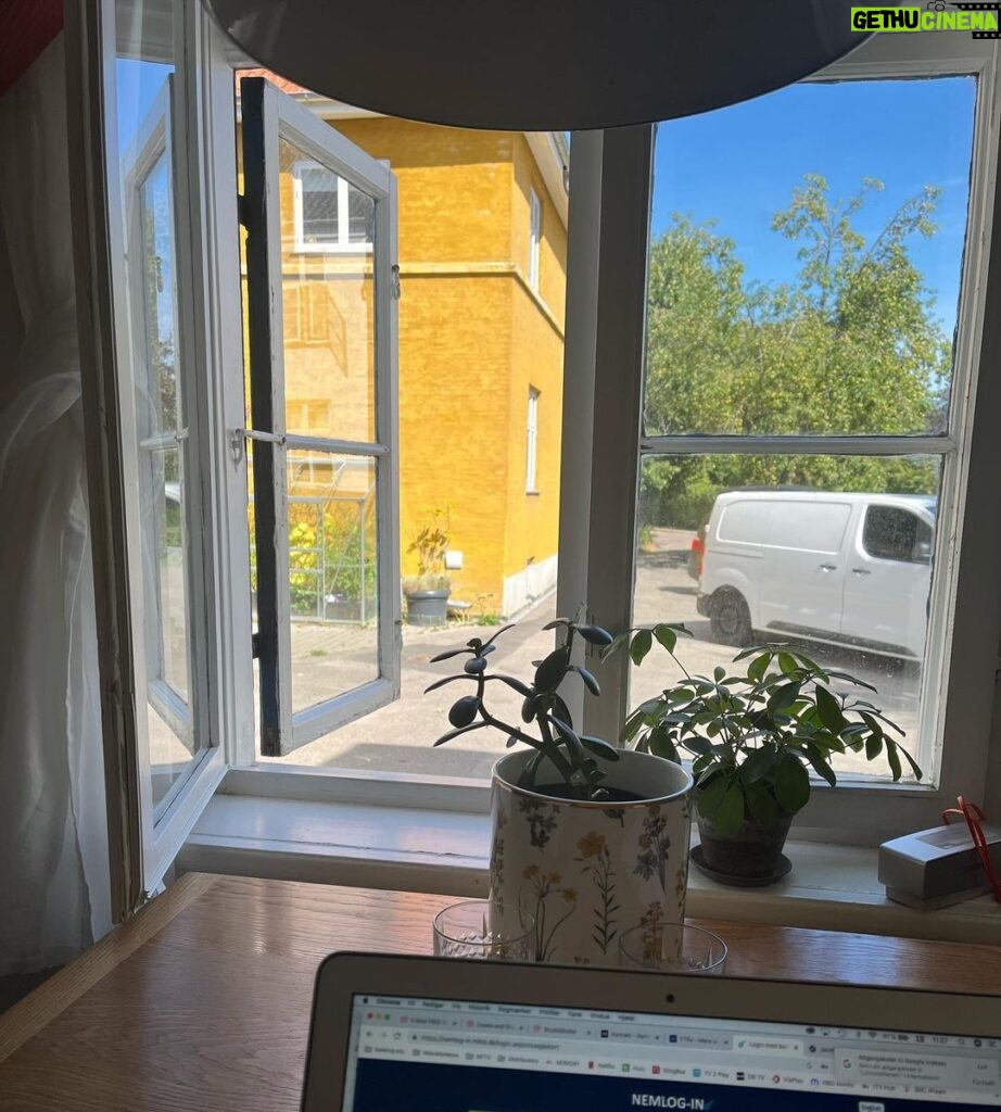 Johannes Nymark Instagram - Hyggeligste nye arbejdsplads - mest til når @jeppechristoffer også arbejder hjemme og taler/råber i telefon samtidig med, at han nærmest slår ned i sit tastatur 🤷😂 Brønshøj