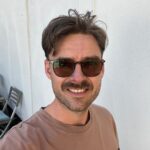 Johannes Nymark Instagram - I morgen er jeg søndagsgæst i Go Morgen Danmark for at tale om en blanding af alt muligt: - Forræder - Min monolog (som jeg laver et miniuddrag af) - Pride og det at være en del af en minoritet - Det at være far - Karriere (Ny tv-serie, spillefilm og Jersey Boys ) Og så noget lækker mad🫶 Ps. Nye briller 🥸 Med farveskift selvfølgelig. @gotv2dk @copenhagenpride @tv2danmark #kærlighilsenhadet #pride #hatecrime #monolog #tvserie #spillefilm #musical @lionmusicals