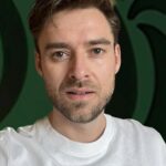 Johannes Nymark Instagram - Jeg har altid elsket at spille. Brætspil, kortspil, enarmede(tyveknægte, ikk), og for nogle måneder siden trængte jeg sådan til at have det sjovt. Så jeg flyttede ind på et slot, hvor jeg spillede et virkelig fedt og intenst spil, med 17 andre spillere. Det var skide sjovt og umuligt ikke at blive helt opslugt af😀👀 Man kan følge spillet, som er lidt sådan murder mystery-agtigt i aften på @tv2danmark kl 21.10. #forræder @tv2playdk