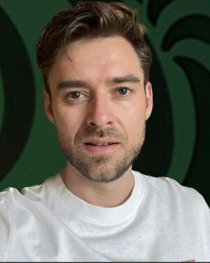 Johannes Nymark Instagram - Jeg har altid elsket at spille. Brætspil, kortspil, enarmede(tyveknægte, ikk), og for nogle måneder siden trængte jeg sådan til at have det sjovt. Så jeg flyttede ind på et slot, hvor jeg spillede et virkelig fedt og intenst spil, med 17 andre spillere. Det var skide sjovt og umuligt ikke at blive helt opslugt af😀👀 Man kan følge spillet, som er lidt sådan murder mystery-agtigt i aften på @tv2danmark kl 21.10. #forræder @tv2playdk
