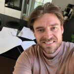 Johannes Nymark Instagram - I fredags spillede jeg Kærlig hilsen hadet i Horsens for en masse blanke øjne, og i dag starter jeg forberedelse til en serie, som helst skulle få folk til at grine lidt 😅 Det er allerede en god sommer, det her- uden for meget leverpostej. #tvserie #tvseries #komedie