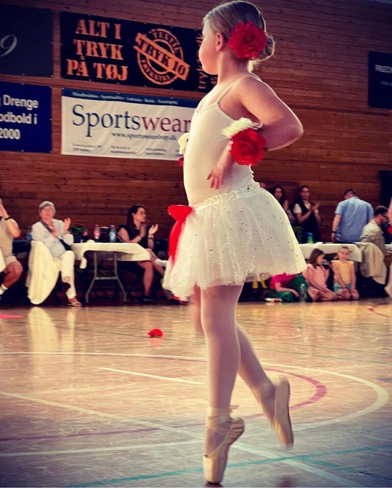 Johannes Nymark Instagram - Maggie er forelsket i ballet, og hun er så fin og yndefuld når hun danser- det er meget smukt og rørende at opleve 🥹 I dag til afdansningsbal og første gang i tåspidssko❤️ 📷 @jeppechristoffer