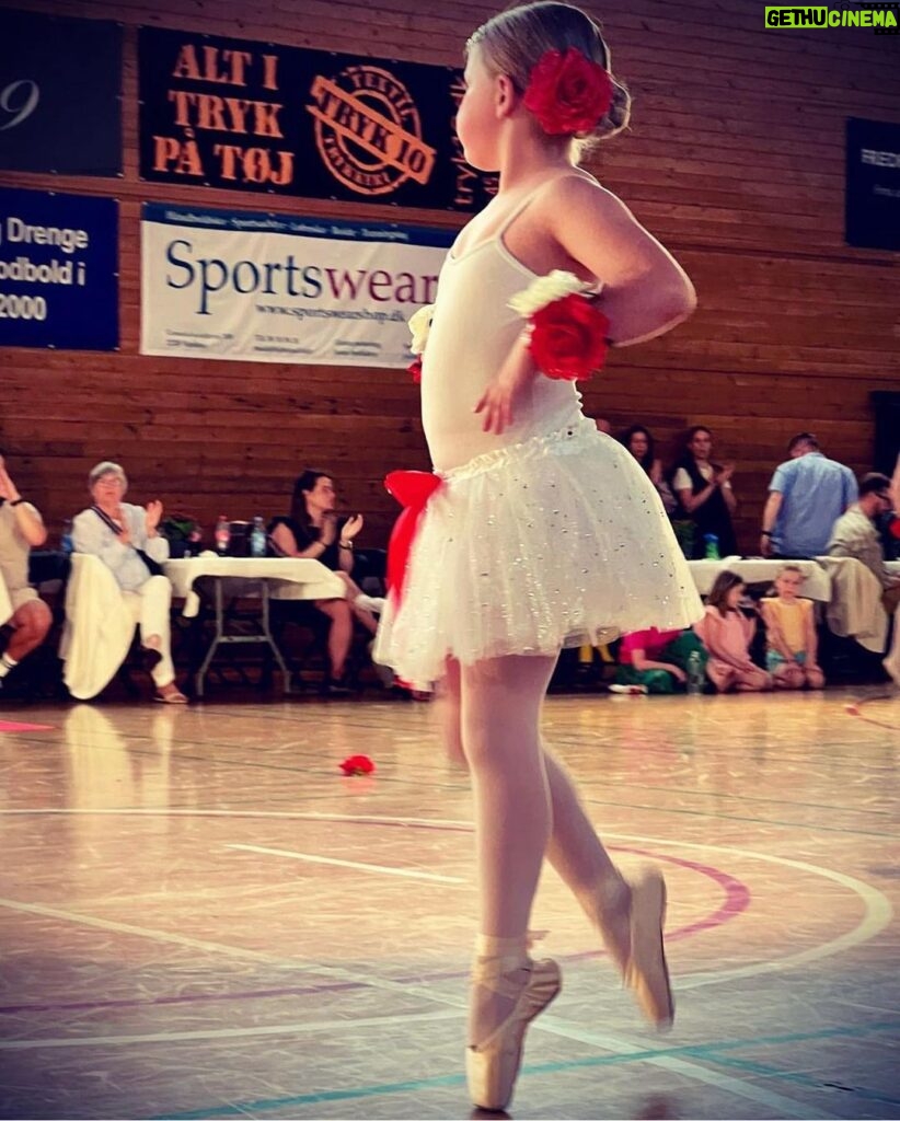Johannes Nymark Instagram - Maggie er forelsket i ballet, og hun er så fin og yndefuld når hun danser- det er meget smukt og rørende at opleve 🥹 I dag til afdansningsbal og første gang i tåspidssko❤ 📷 @jeppechristoffer