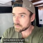 Johannes Nymark Instagram - Lidt mere sommerkrimi :) Selvom solen skinner, kan jeg ikke slippe mine nye serier på C More. Der er både den lidt blødere Mord i Skærgården og den vilde Gangs of London 😈🤩 30 dage gratis med koden JOHANNES på cmore.dk/bestil @cmoredanmark @cmore #krimi #crime #mord #mystery #tvseries #tvserier