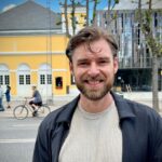 Johannes Nymark Instagram - Her er en glad og spændt mand foran et teater. Om to dage (fredag plus tirsdag den 6.) spiller jeg “Kærlig hilsen hadet” inde på @avenytdk. Jeg tror altid, jeg har tænkt, at en monolog må være den vildeste udfordring for en skuespiller. Både vildt fascinerende og skræmmende på samme tid- så da jeg blev spurgt om, om jeg ville fremføre denne vilde tekst af Thomas Lagermand Lundme, var jeg nødt til at sige ja. Selvfølgelig. Den handler om en mand, der bliver overfaldet to gange på en nat, om alt det, det sætter i gang af tanker om livet, opvæksten, selvfølelsen når man oplever overgreb. Og det er der desværre mange, der gør. Spiller også i Horsens, Vejle og Aarhus. Instruktør: @christofferberdal Produceret af @deskoftheday #kærlighilsenhadet
