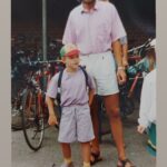 Johannes Nymark Instagram - I anledning af Bobs skolestart har min mor sendt mig dette billede. Frisk og lilla for 31 år siden og klar til Mårslet Skole. Jeg ved ikke helt hvorfor min fars isse skulle skæres fra🤔😀 Nu glæder mig jeg mig til en tid med hentning ET sted og sikkert en masse nye udfordringer - for både barn og forældre (og storesøster i 3. Klasse) 😅 #skolestart