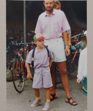 Johannes Nymark Instagram - I anledning af Bobs skolestart har min mor sendt mig dette billede. Frisk og lilla for 31 år siden og klar til Mårslet Skole. Jeg ved ikke helt hvorfor min fars isse skulle skæres fra🤔😀 Nu glæder mig jeg mig til en tid med hentning ET sted og sikkert en masse nye udfordringer - for både barn og forældre (og storesøster i 3. Klasse) 😅 #skolestart