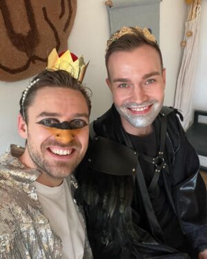 Johannes Nymark Instagram - Fastelavn som sølvsvane🦢 Maggie og jeg blev kattedronninger👸🏼 Tak @michellameiermorsi og @morsi for en hyggelig dag❤️ (se inspiration til sidst 😅)