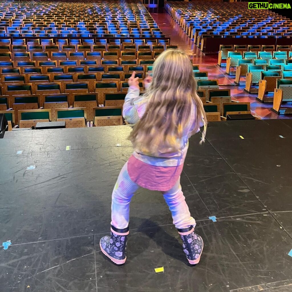 Johannes Nymark Instagram - Maggie elsker teater, og i dag er hun med far på arbejde❤ Tivoli