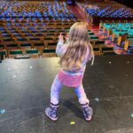 Johannes Nymark Instagram - Maggie elsker teater, og i dag er hun med far på arbejde❤️ Tivoli