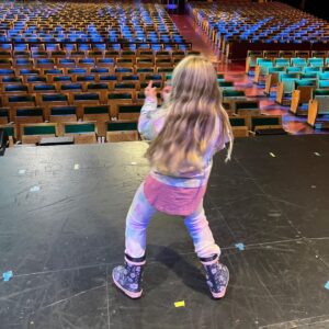 Johannes Nymark Instagram - Maggie elsker teater, og i dag er hun med far på arbejde❤️