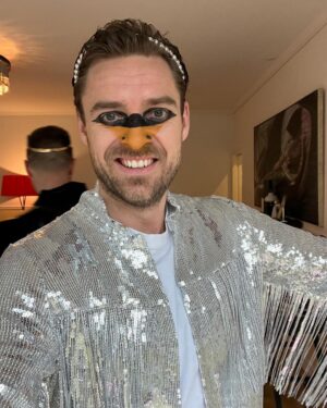 Johannes Nymark Instagram - Fastelavn som sølvsvane🦢 Maggie og jeg blev kattedronninger👸🏼 Tak @michellameiermorsi og @morsi for en hyggelig dag❤️ (se inspiration til sidst 😅)