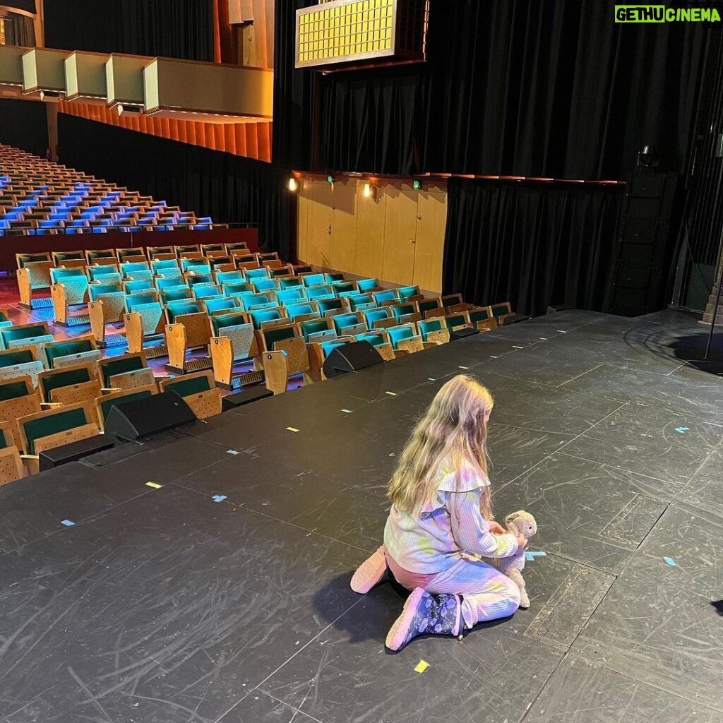 Johannes Nymark Instagram - Maggie elsker teater, og i dag er hun med far på arbejde❤ Tivoli