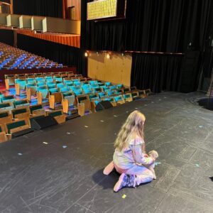 Johannes Nymark Instagram - Maggie elsker teater, og i dag er hun med far på arbejde❤️