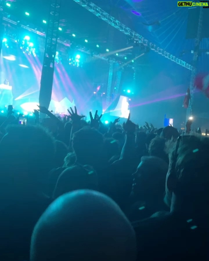 Johannes Nymark Instagram - Total lykkedag på @roskildefestival i går. Perfekt vejr og de dejligste venner, hvor flere af dem selvfølgelig lige optrådte på de to største scener. Jeg elsker, når jeg oprigtigt bliver stolt af mennesker, jeg kender 🧡 @idacorr @nicolaiachton @clarasofiedk. Jeg skal helt sikker på Roskilde igen næste år. TAK. Roskilde Festival