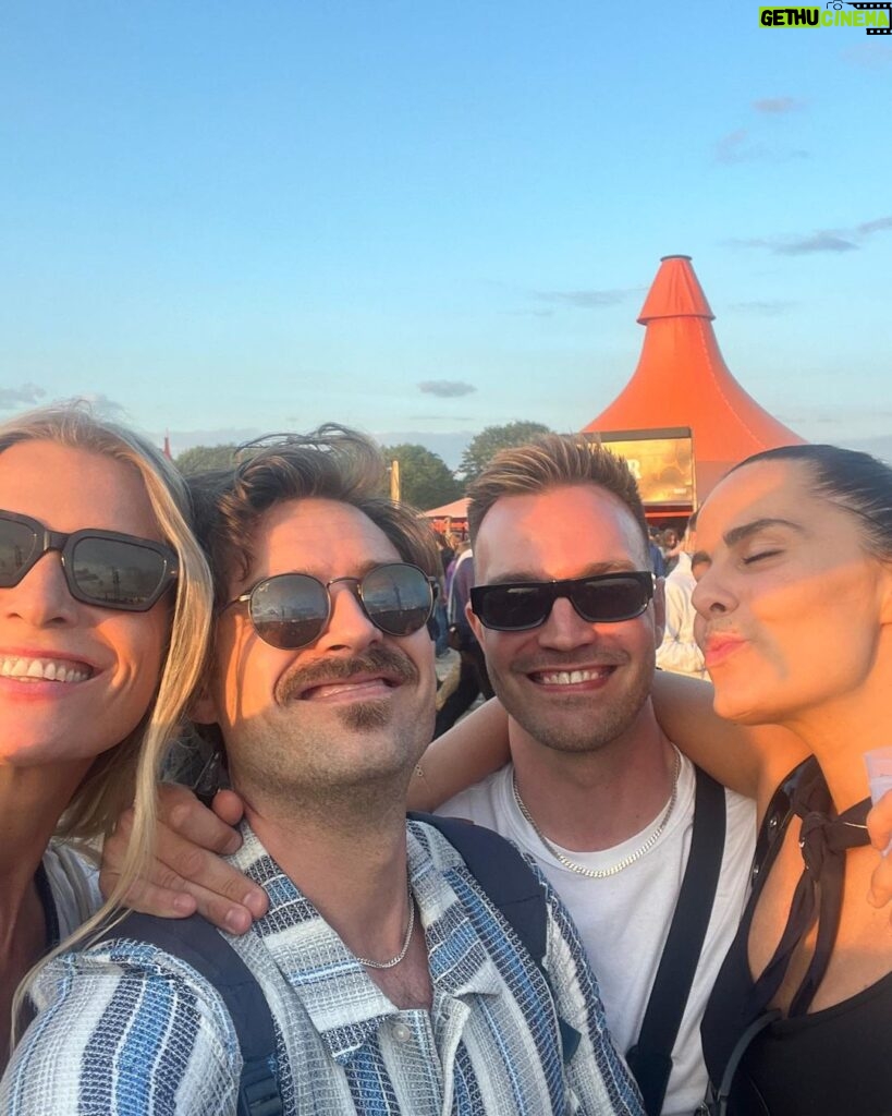 Johannes Nymark Instagram - Total lykkedag på @roskildefestival i går. Perfekt vejr og de dejligste venner, hvor flere af dem selvfølgelig lige optrådte på de to største scener. Jeg elsker, når jeg oprigtigt bliver stolt af mennesker, jeg kender 🧡 @idacorr @nicolaiachton @clarasofiedk. Jeg skal helt sikker på Roskilde igen næste år. TAK. Roskilde Festival