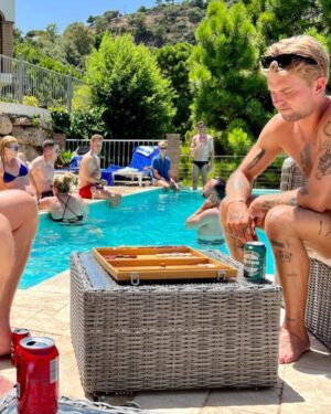 Johannes Nymark Instagram - Vi har festet og fejret, grinet, grædt og krammet i Marbella. Alt sammen for at fejre @abdelight, som altid formår at samle søde og kloge mennesker. Træt og glad🥹❤️ (@jeppechristoffer tager altid de bedste billeder, så han er aldrig med på dem🤷‍♂️)