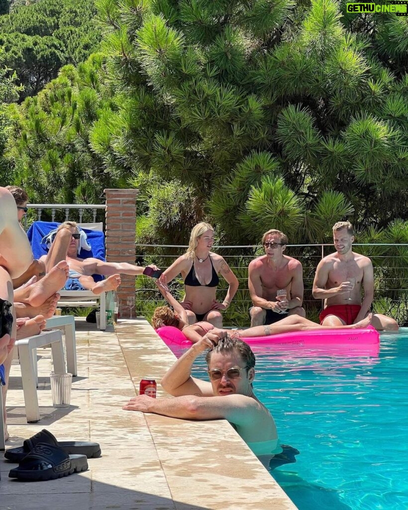 Johannes Nymark Instagram - Vi har festet og fejret, grinet, grædt og krammet i Marbella. Alt sammen for at fejre @abdelight, som altid formår at samle søde og kloge mennesker. Træt og glad🥹❤️ (@jeppechristoffer tager altid de bedste billeder, så han er aldrig med på dem🤷‍♂️)