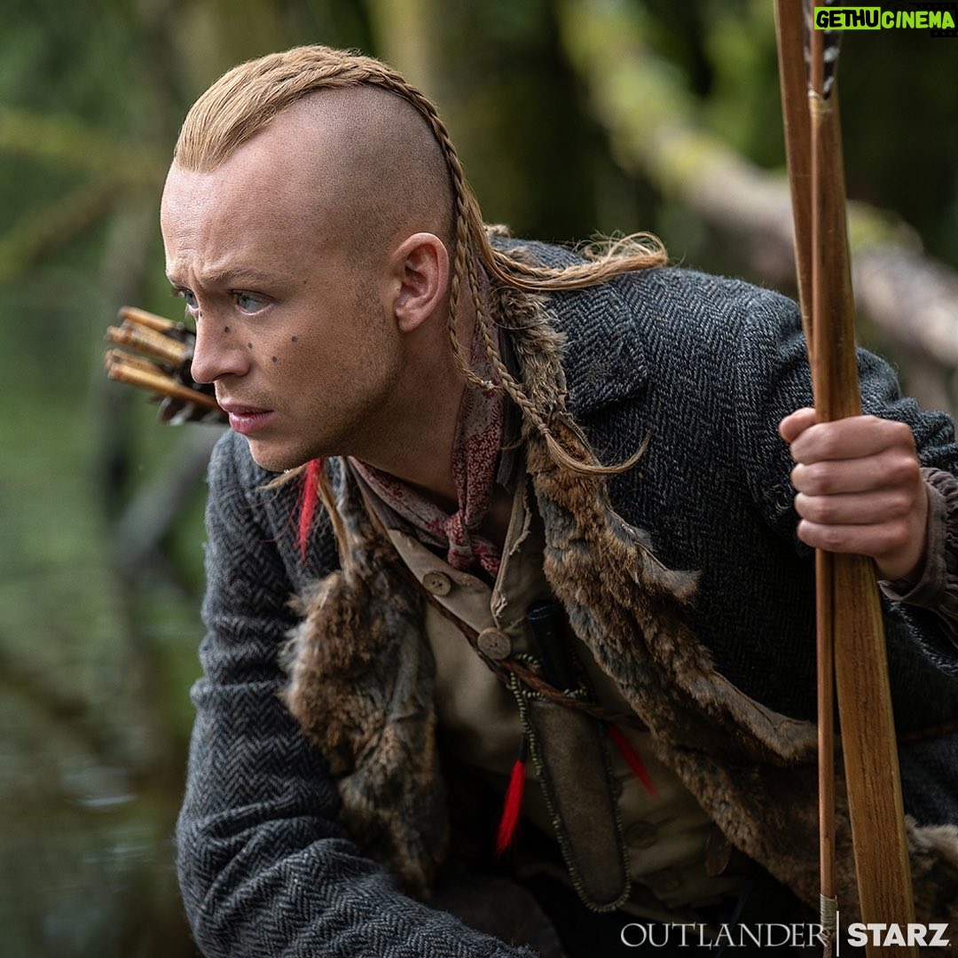 John Bell Instagram - 🫶🏻 Shé:kon Outlander fans 🫶🏻 Can’t wait for you all to meet some brand new faces ( finally!!! ) in episode 4. Watch an all new episode of #Outlander now on the STARZ App in the USA 🇺🇸 and LIONSGATE+ in the UK 🇬🇧 @outlander_starz @STARZ @lionsgateplusuk