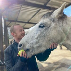 John Bell Instagram - a caballo regalado no le mires el dentado 🐎