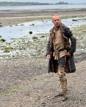John Bell Instagram - Oh y’all wanted a season 7 part 1 behind the scenes Young Ian edition photo dump??? 😱

Well let me see what I can find… 🤔

(Swipe for beardy Ian) 🐺🏹