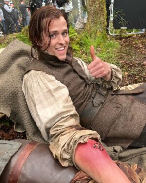 John Bell Instagram - Oh y’all wanted a season 7 part 1 behind the scenes Young Ian edition photo dump??? 😱

Well let me see what I can find… 🤔

(Swipe for beardy Ian) 🐺🏹