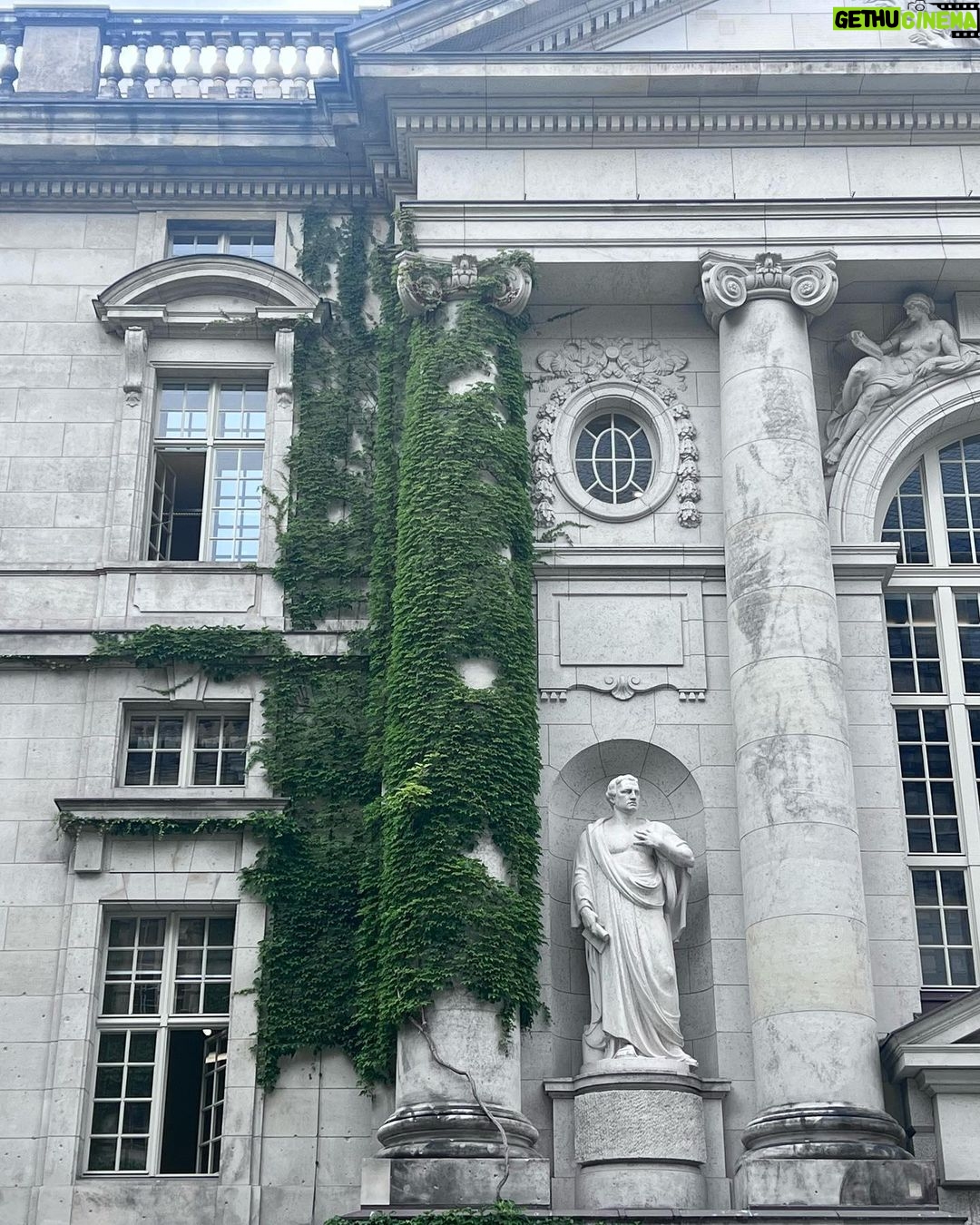 John Bell Instagram - Bouncing off those booty cheeks from Barna to Berlin π
π«Άπ»πͺ©