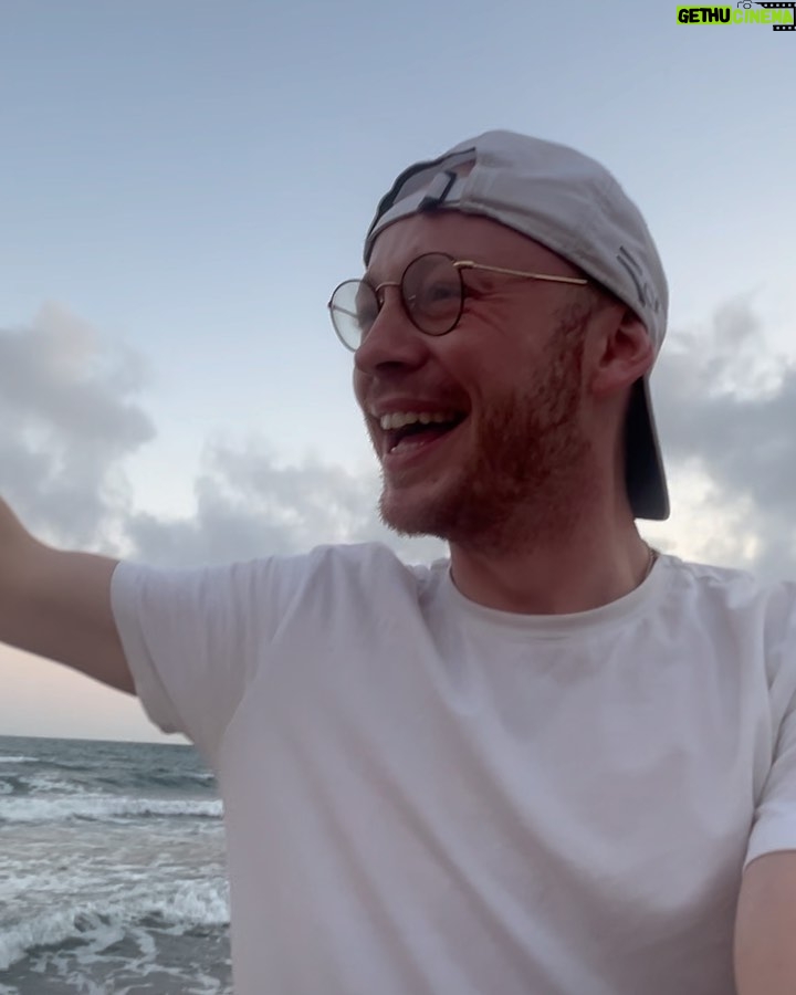 John Bell Instagram - Bouncing off those booty cheeks from Barna to Berlin π
π«Άπ»πͺ©