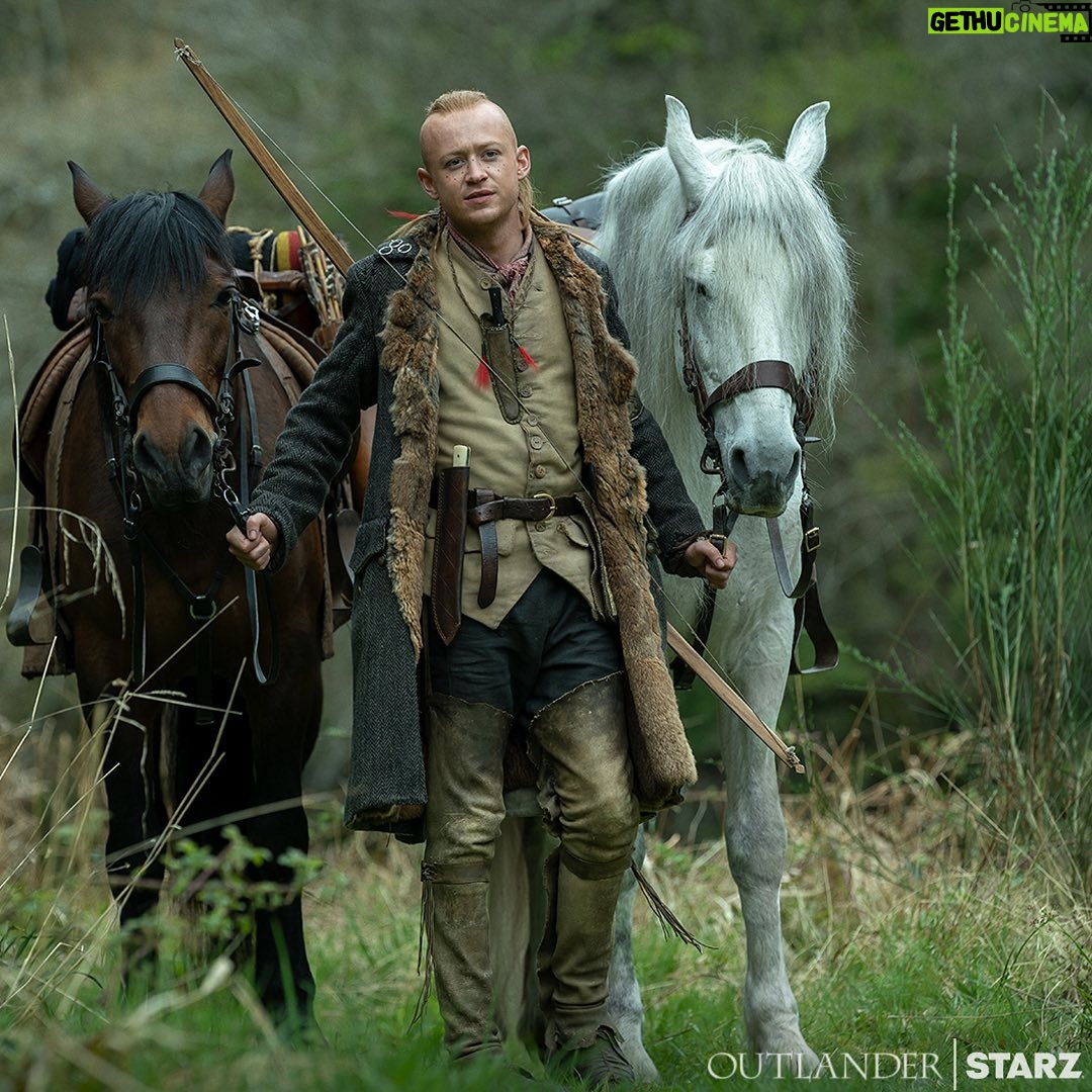John Bell Instagram - Nock your arrows… 🏹 IT’S TIME!!! The drought is officially over 😩 @outlander_starz S7 E1 is here! Watch the #Outlander Season 7 premiere now on the STARZ App in the US and LIONSGATE+ in the UK. #Outlander @starz @lionsgateplusuk