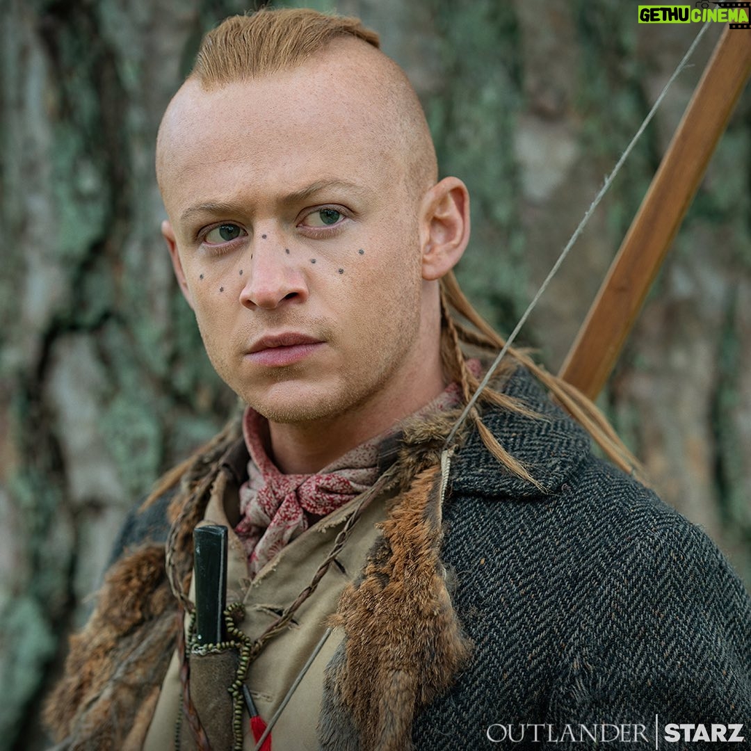John Bell Instagram - Nock your arrows… 🏹 IT’S TIME!!! The drought is officially over 😩 @outlander_starz S7 E1 is here! Watch the #Outlander Season 7 premiere now on the STARZ App in the US and LIONSGATE+ in the UK. #Outlander @starz @lionsgateplusuk