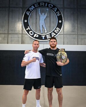Johnny Eblen Instagram - 🚨BREAKING NEWS🚨 Bellator Middleweight Champion @johnnyeblen signs contract with YOKKAO! 🔥 History has been written with Eblen being the first MMA athlete to join the YOKKAO Fight Team 👊📝

#Yokkao #mma #fight