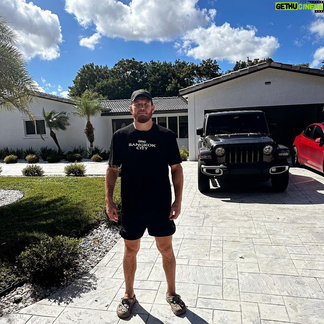 Johnny Eblen Instagram - Bought a house in crocs 😃