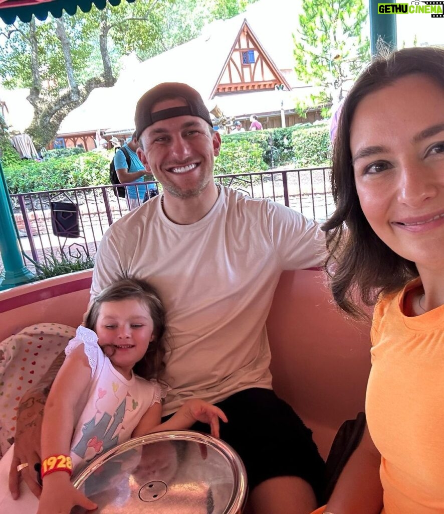 Johnny Manziel Instagram - Uncle J and Blythe take on Disney 🫶🏼 Magic Kingdom