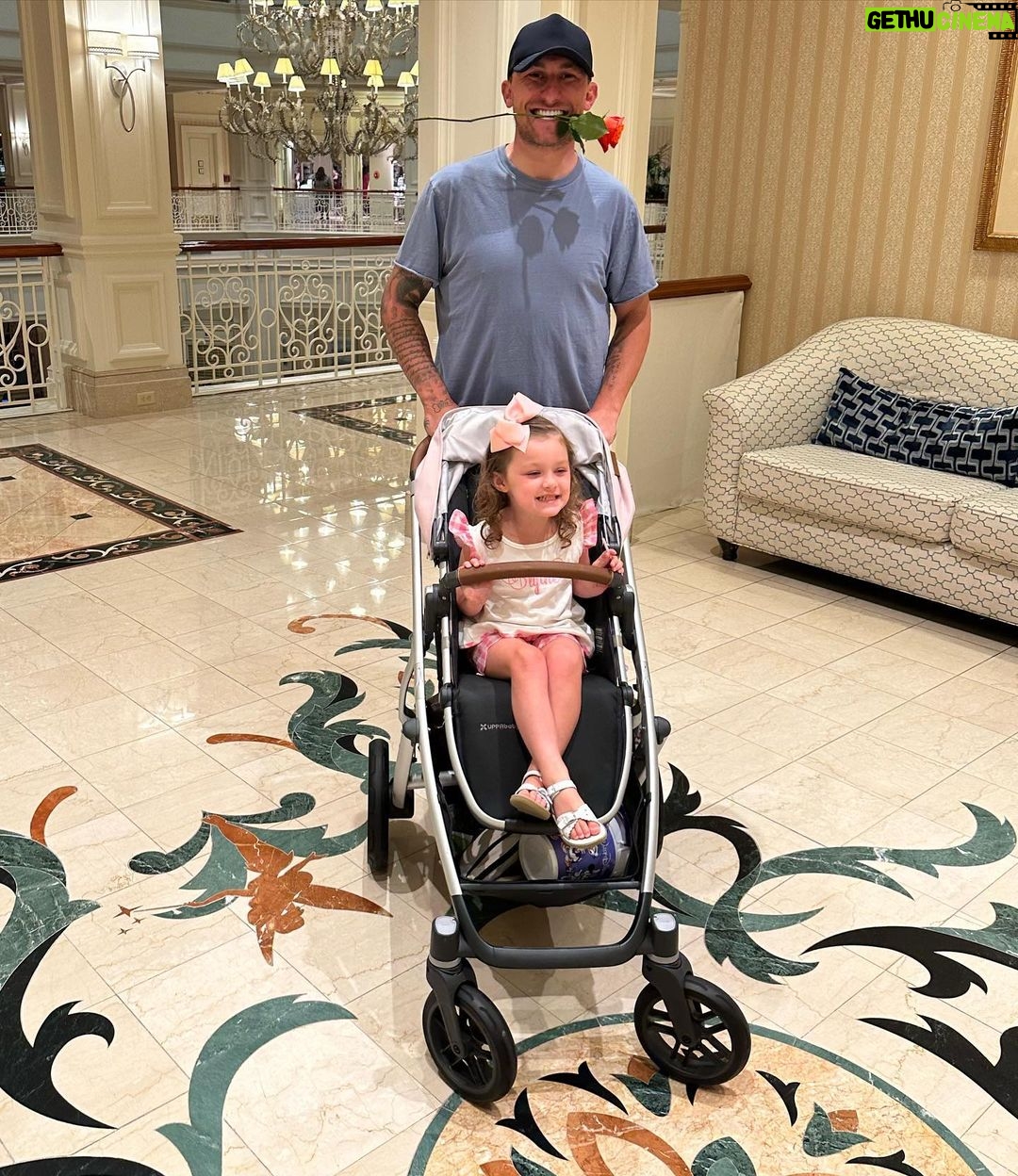 Johnny Manziel Instagram - Uncle J and Blythe take on Disney 🫶🏼 Magic Kingdom