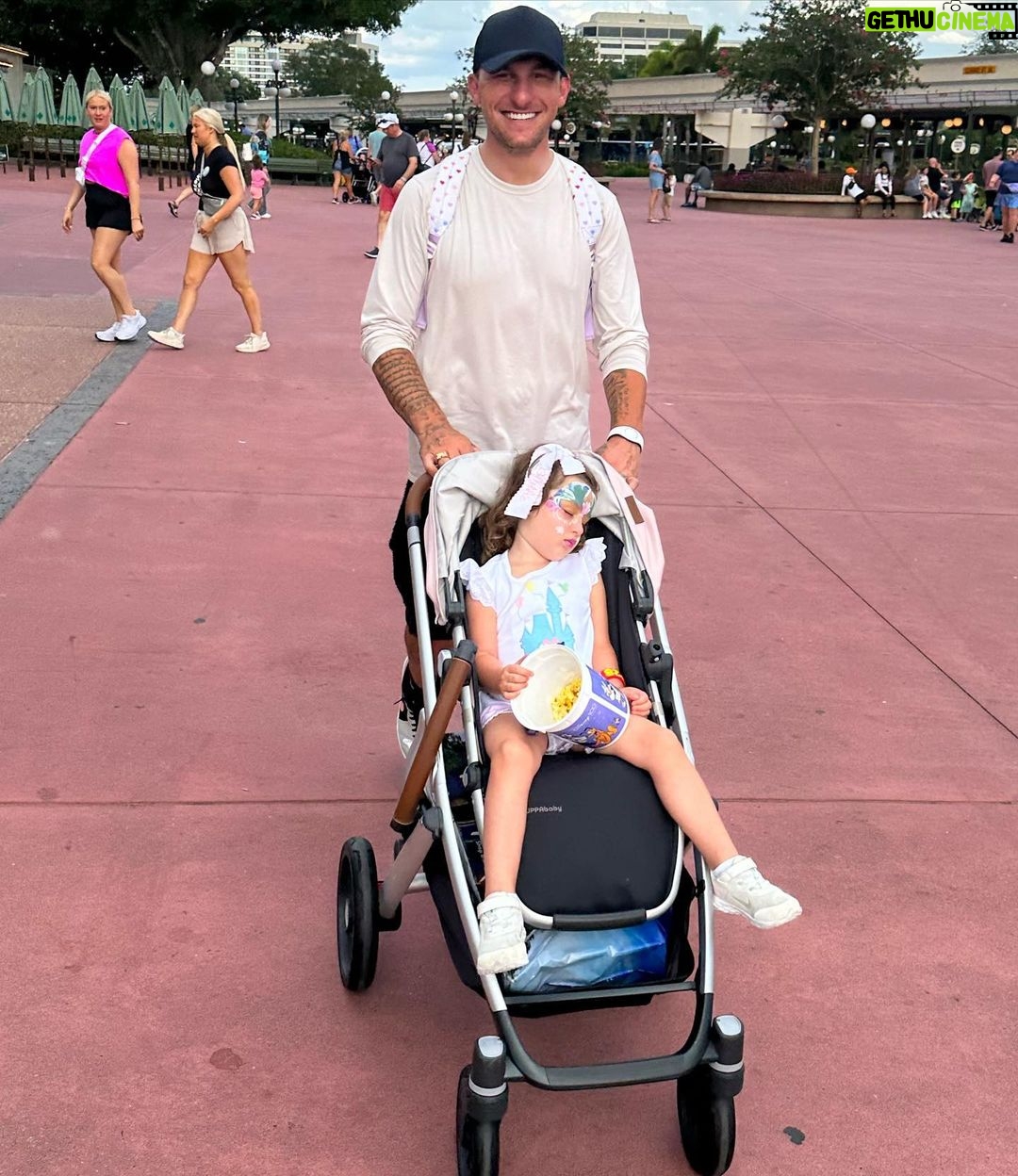 Johnny Manziel Instagram - Uncle J and Blythe take on Disney 🫶🏼 Magic Kingdom