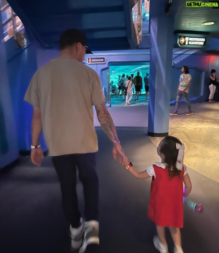 Johnny Manziel Instagram - Uncle J and Blythe take on Disney 🫶🏼 Magic Kingdom