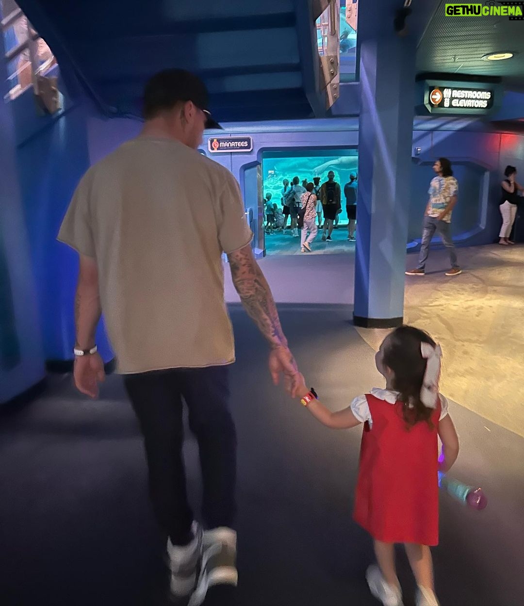 Johnny Manziel Instagram - Uncle J and Blythe take on Disney 🫶🏼 Magic Kingdom