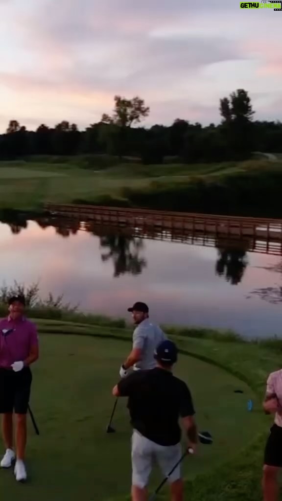 Johnny Manziel Instagram - Come golf with the boys @cactushackgolf 🌵