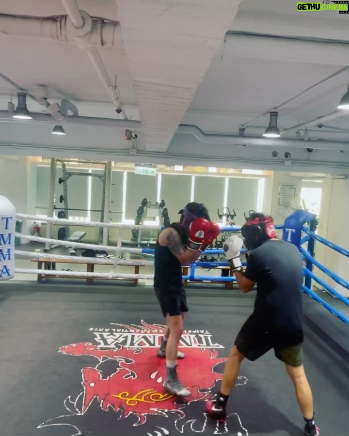 Johnny Yang Instagram - 好久沒對打了 終於有時間🥊🥊🥊 感謝 @satocurry 咖喱王子 @owenzgu 陪練 🤣 #boxing #起碼打了12回合 #騎摩托車不知道可以幾回合