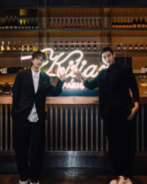 Johnny Yang Instagram - 明明沒喝白蘭地
但這酒香是怎麼回事？
今晚派對上認識派對咖Kilian Paris
除了奢華感十足還有趣
最愛聖木，也愛Kilian Paris
每天噴它，魅力無法擋
🖤🖤🖤

#kilianparis #kilianparistw #hogan
@kilianparis
@hoganbrand