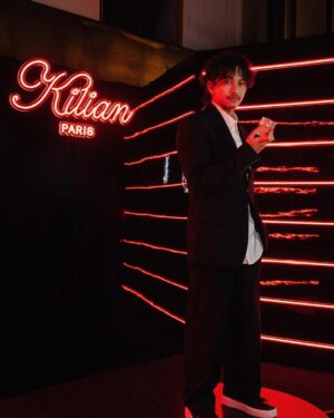 Johnny Yang Instagram - 明明沒喝白蘭地
但這酒香是怎麼回事？
今晚派對上認識派對咖Kilian Paris
除了奢華感十足還有趣
最愛聖木，也愛Kilian Paris
每天噴它，魅力無法擋
🖤🖤🖤

#kilianparis #kilianparistw #hogan
@kilianparis
@hoganbrand