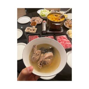 Johnny Yang Instagram - 嗨 2024 1/1 

沒有宿醉 帶孩子看了星願 🫶🏾🫶🏾🫶🏾