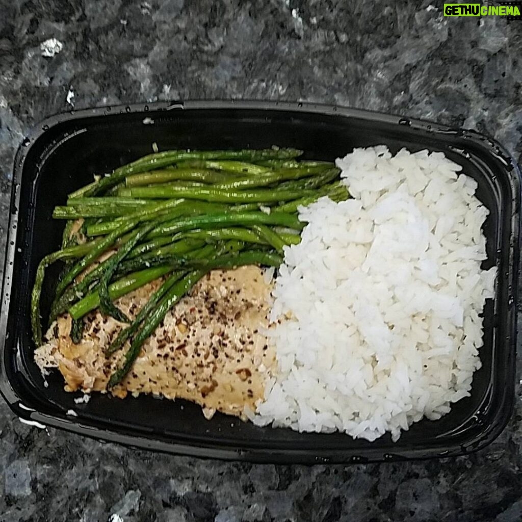 Johny Hendricks Instagram - Meal number 3 and it's Salmon with asparagus and white rice 28g protein 23 carbs 15g fat 498 calories @fit.meals.prep