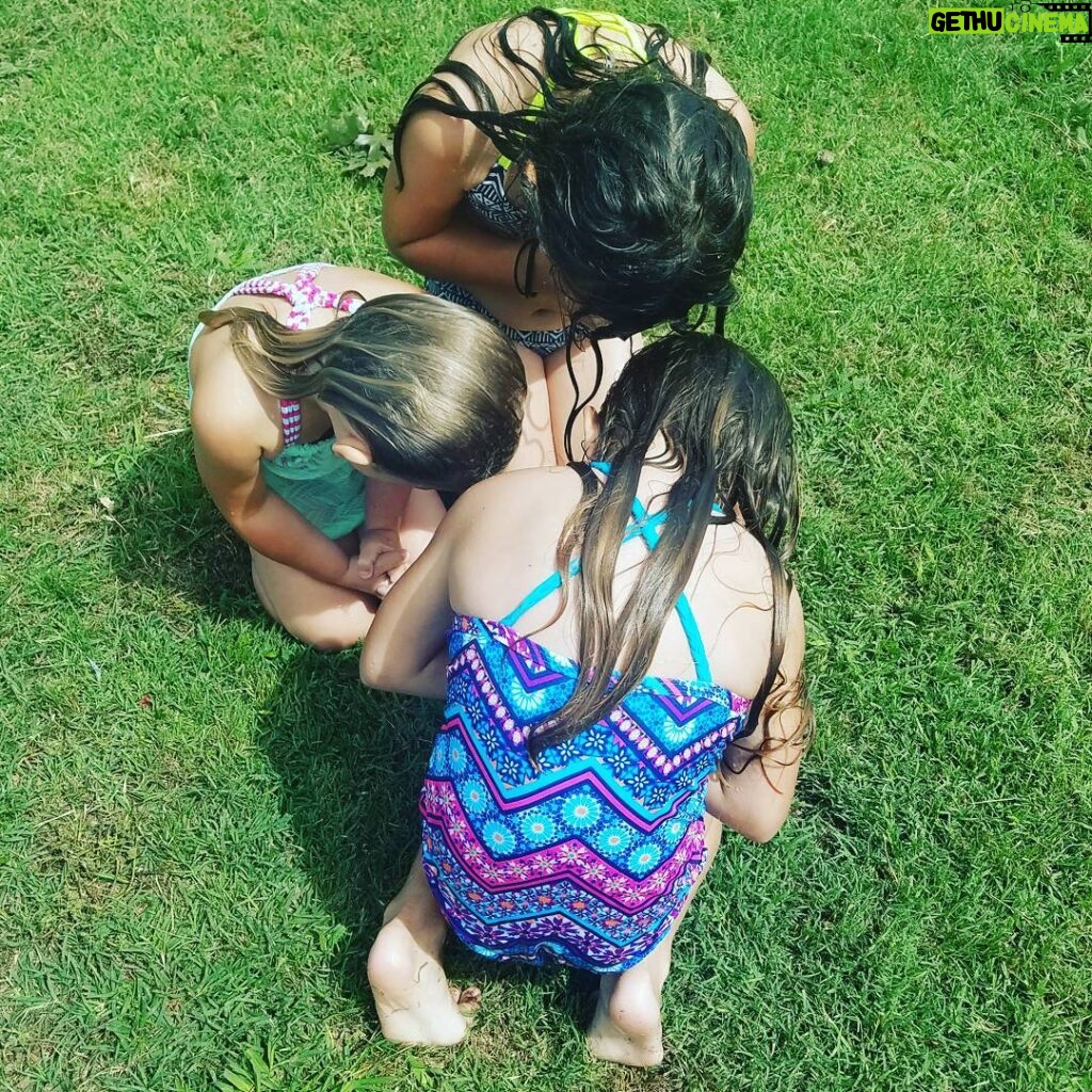 Johny Hendricks Instagram - My girls saying a prayer for brave, the families of the brave, and the brave who gave their lives..we pray for you every day.. you are our heroes