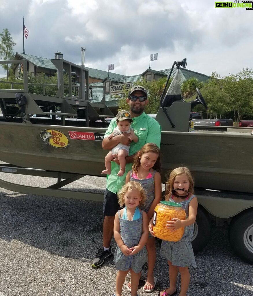 Johny Hendricks Instagram - With my crew in Mobile, Alabama! Had to stop by @bassproshops