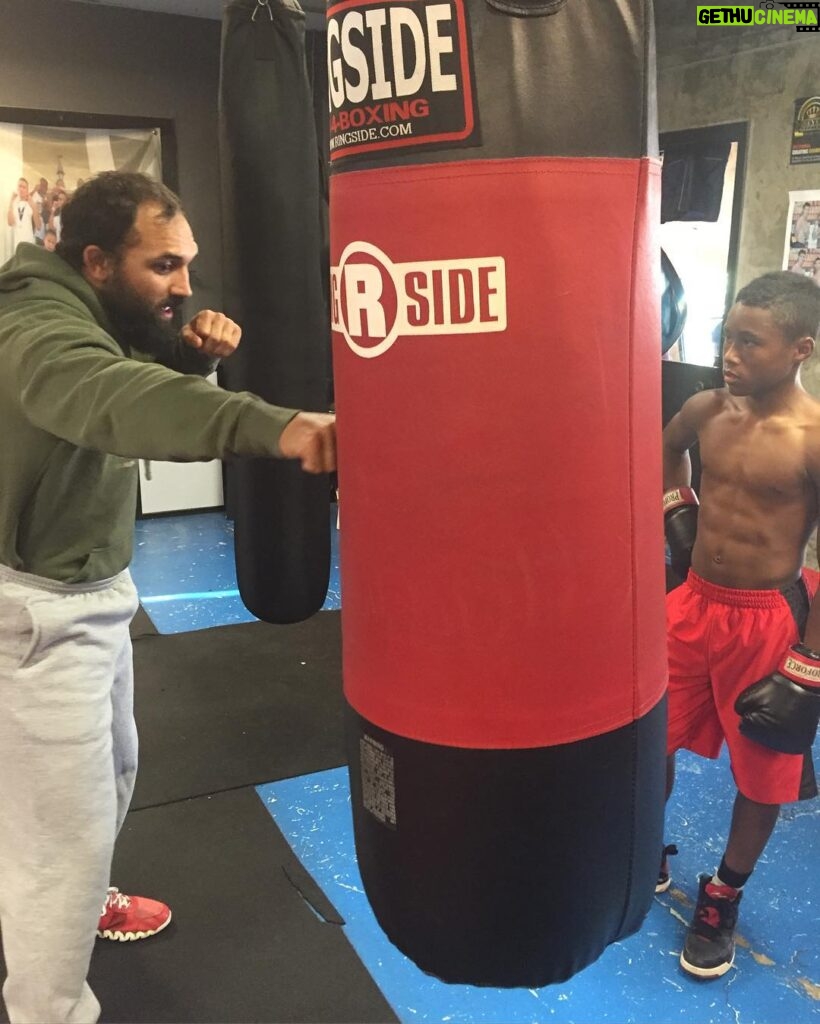 Johny Hendricks Instagram - Teaching this young prospect a few tricks! #boxing #training #mma #ufc #ufc200 #prospect #future