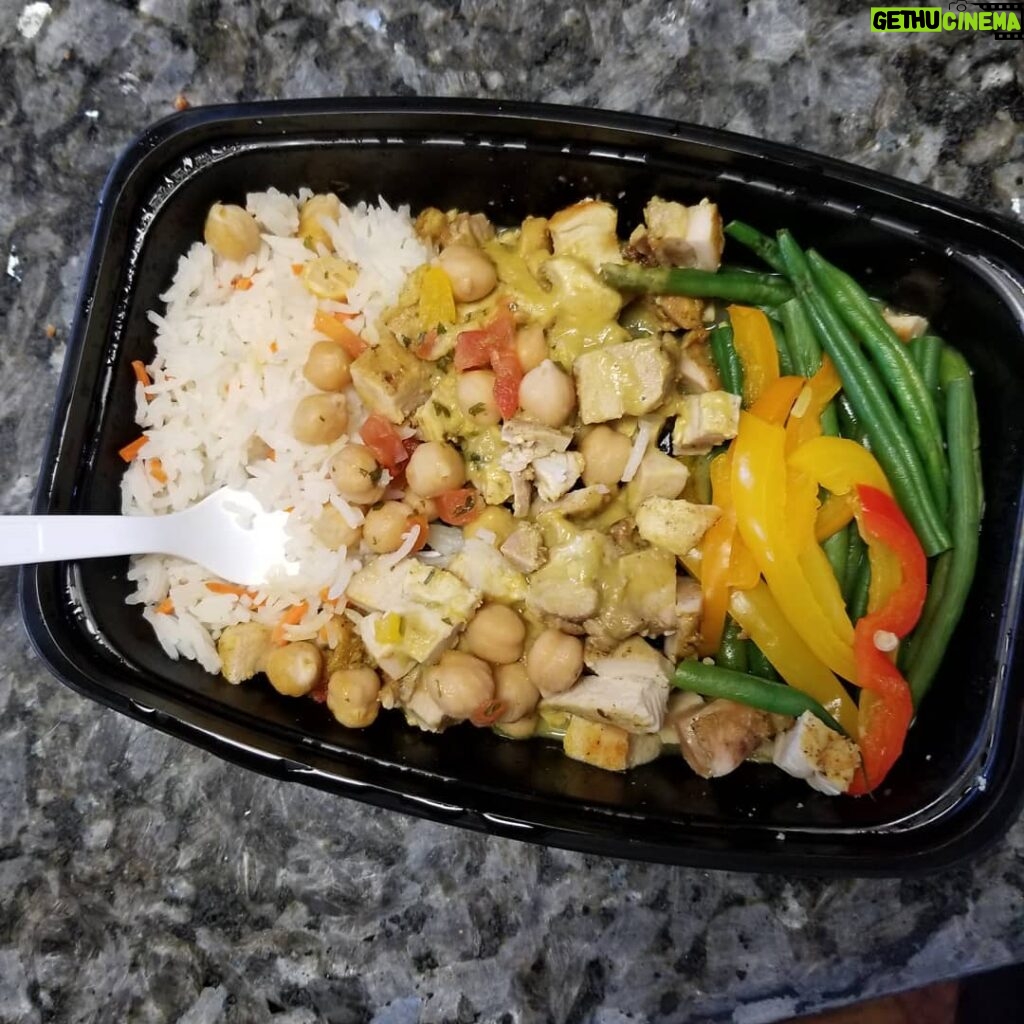 Johny Hendricks Instagram - Just got done eating an amazing meal from @fresh_n_rico and only 400 calories and great taste https://www.freshnrico.com/