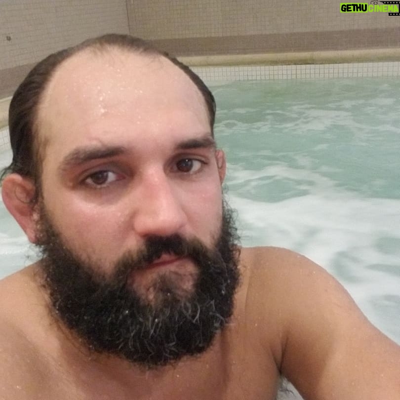 Johny Hendricks Instagram - Just got done running getting a little hot tub session in. #running #thegrind